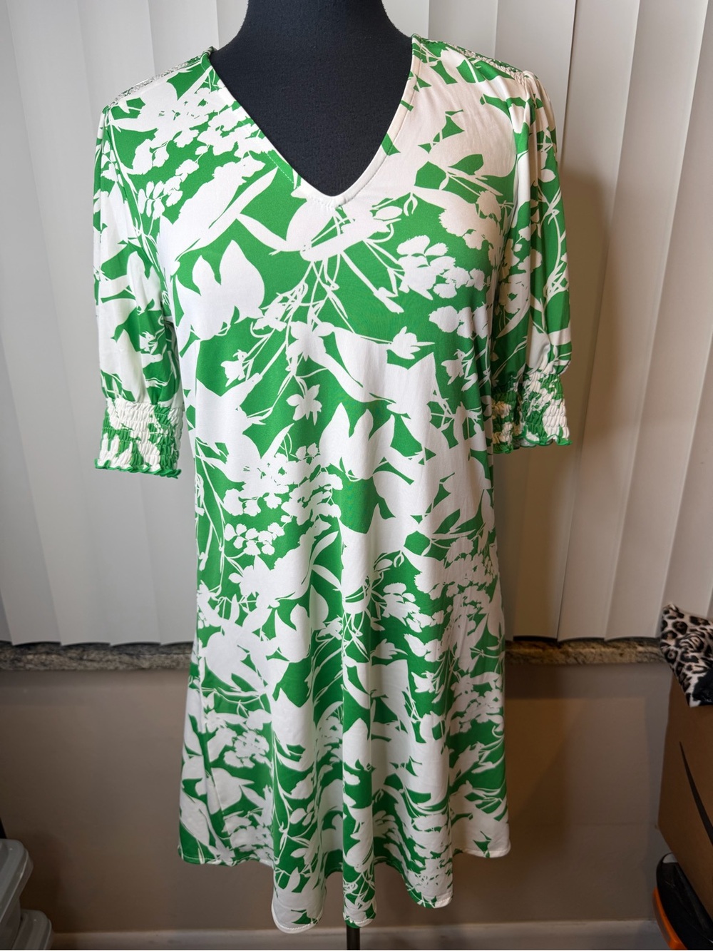 La Mer Luxe Green White Floral V-Neck Sheath Resortwear Dress Size Medium